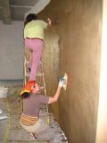 Beginen bei der Arbeit an der Lehmwand im Raum der Stille
