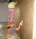 Beginen bei der Arbeit an der Lehmwand im Raum der Stille